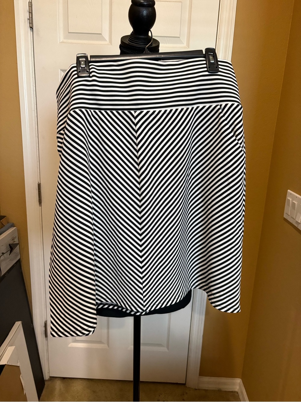 Black White Striped Knee-Length Skirt with Pockets | Pull-On Stretch Waist